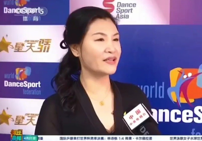 湖北華僑國際文化交流促進會顧問、武漢體育舞蹈藝術學校校長鄧燕萍接受央視采訪